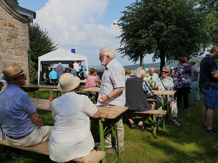 Nachfeier des Mährisch-Neustädter Wachsstockfestes an der Weingartenkapelle (Foto: Karl-Franz Thiede)